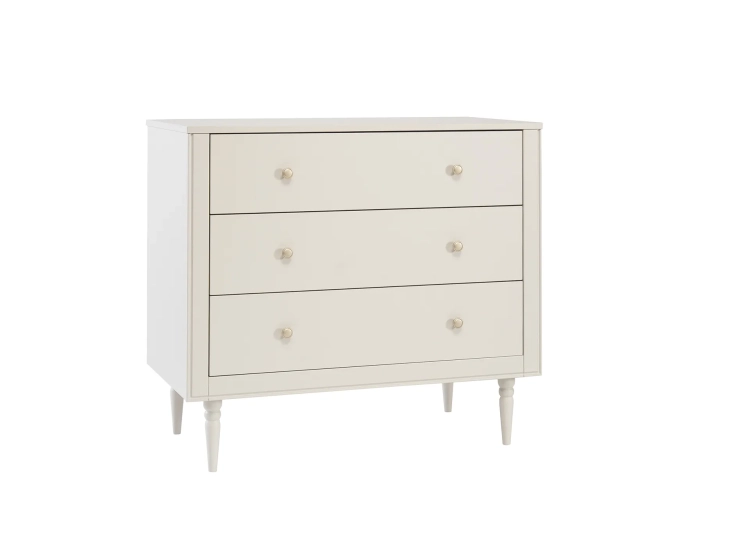komoda 3-szufladowa Pinio Petite w kolorze szampańskim – elegancki styl art déco z nogami z litego drewna, nowoczesne wnętrze w stonowanych kolorach​