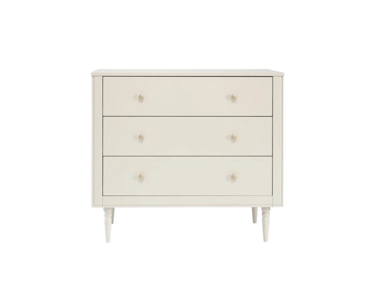 komoda 3-szufladowa Pinio Petite w kolorze szampańskim – elegancki styl art déco z nogami z litego drewna, nowoczesne wnętrze w stonowanych kolorach​