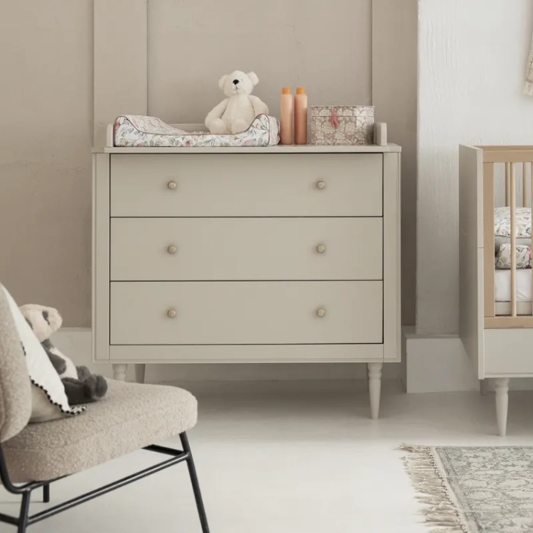 komoda 3-szufladowa Pinio Petite w kolorze szampańskim – elegancki styl art déco z nogami z litego drewna, nowoczesne wnętrze w stonowanych kolorach​