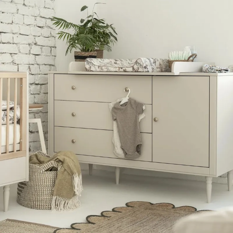 komoda dziecięca Petite Pinio 3 szuflady + 1 drzwi, kolor szampański, styl art déco, metalowe uchwyty zgaszone złoto, drewniane nóżki