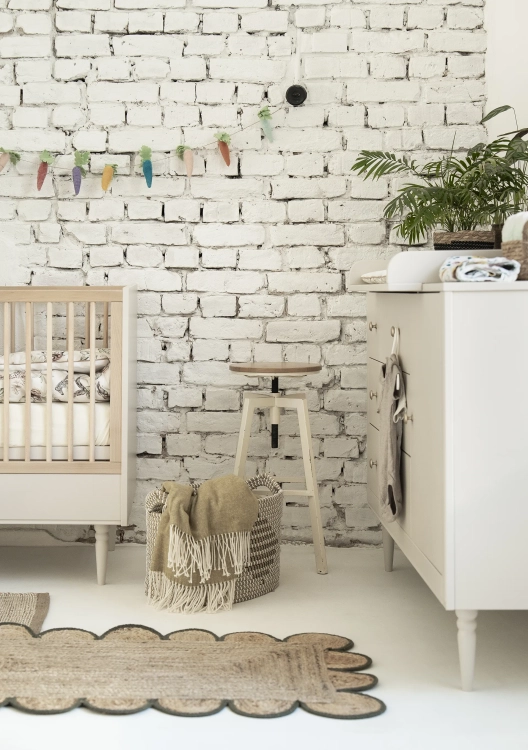 komoda dziecięca Petite Pinio 3 szuflady + 1 drzwi, kolor szampański, styl art déco, metalowe uchwyty zgaszone złoto, drewniane nóżki