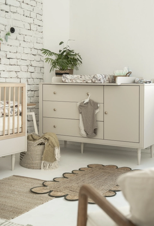komoda dziecięca Petite Pinio 3 szuflady + 1 drzwi, kolor szampański, styl art déco, metalowe uchwyty zgaszone złoto, drewniane nóżki