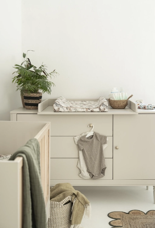 komoda dziecięca Petite Pinio 3 szuflady + 1 drzwi, kolor szampański, styl art déco, metalowe uchwyty zgaszone złoto, drewniane nóżki
