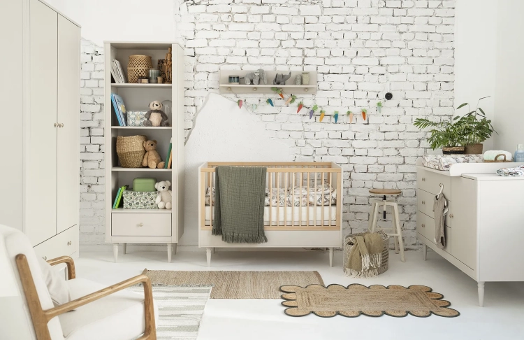 szafa 3-drzwiowa dziecięca Pinio Petite w kolorze szampańskim, styl art déco, z uchwytami w kolorze zgaszonego złota i drewnianymi nóżkami