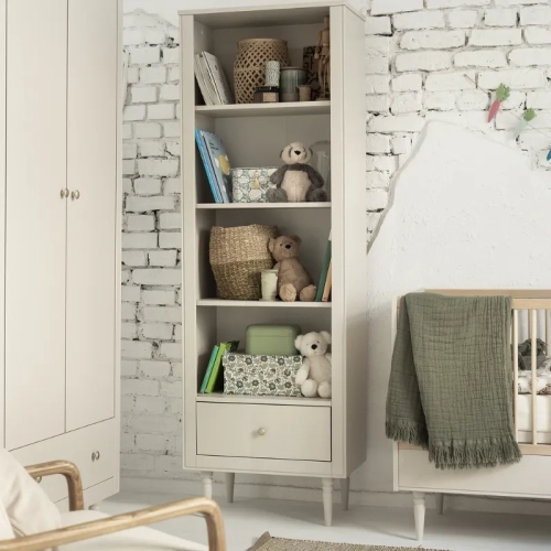 regał wysoki Pinio Petite w kolorze szampańskim, styl art déco, cztery półki, szuflada z cichym domykiem, uchwyt zgaszone złoto, wysokie nóżki