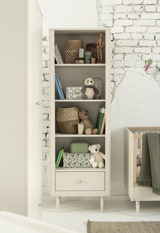 regał wysoki Pinio Petite w kolorze szampańskim, styl art déco, cztery półki, szuflada z cichym domykiem, uchwyt zgaszone złoto, wysokie nóżki