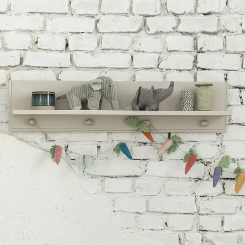 półka wisząca dziecięca Pinio Petite, szampańska, z ramką zabezpieczającą, styl art déco, zawieszona nad komodą