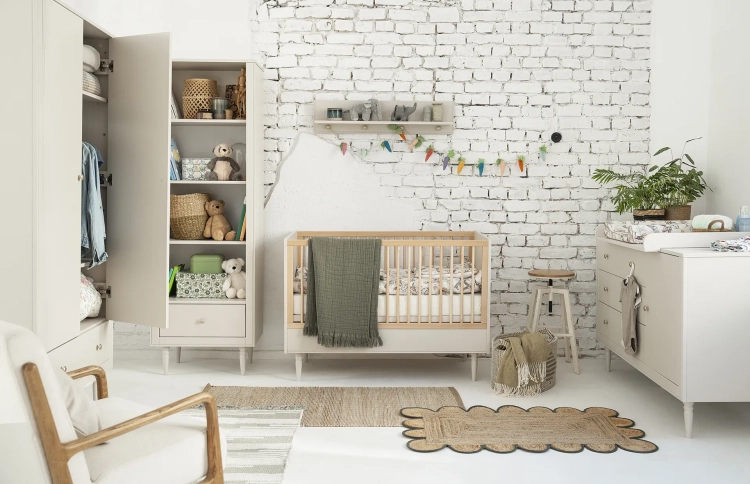 półka wisząca dziecięca Pinio Petite, szampańska, z ramką zabezpieczającą, styl art déco, zawieszona nad komodą