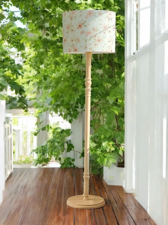 piękna lampa podłogowa na drewnianej nodze z abażurem w pastelowe kwiatki
