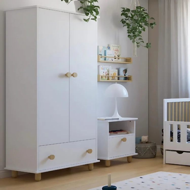 biała szafa dziecięca Lumi, z drewnianymi nóżkami i uchwytami, w stylu skandynawskim, z półkami, drążkami i szufladą, do pokoju dziewczynki lub chłopca