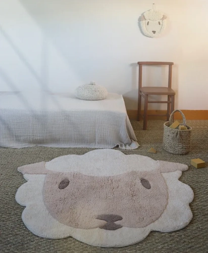 dywan dziecięcy Lolho Owca Pudrowa 100x110 cm, bawełniany, ręcznie tuftowany, z antypoślizgowym spodem, w kremowym i pudrowym beżu, do pokoju dziecka
