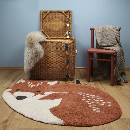 dywan dziecięcy Little Wolf Mały Wilczek, bawełniany, ręcznie tuftowany, w kolorze czerwonym i beżowym, z antypoślizgowym spodem, do pokoju chłopca lub dziewczynki