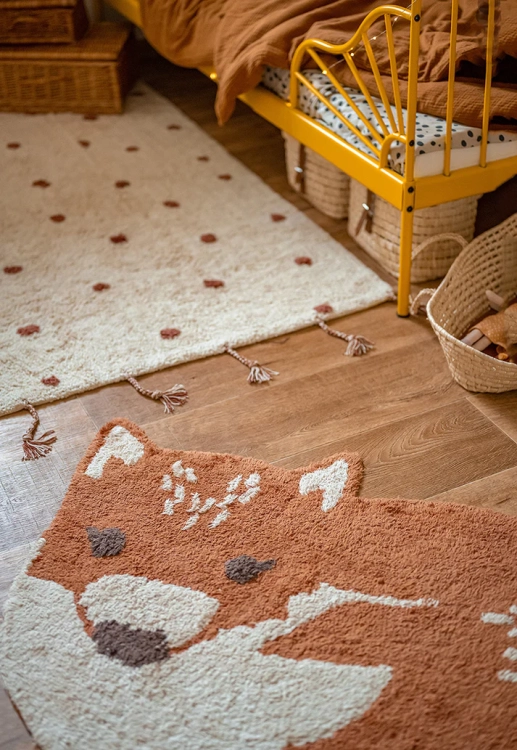 dywan dziecięcy Little Wolf Mały Wilczek, bawełniany, ręcznie tuftowany, w kolorze czerwonym i beżowym, z antypoślizgowym spodem, do pokoju chłopca lub dziewczynki