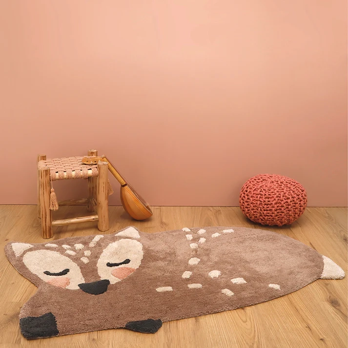 dywan dziecięcy Little Deer Jelonek 70x110 cm, bawełniany, ręcznie tuftowany, w kolorach orzechowym, beżowym i pudrowym, z antypoślizgowym spodem, do pokoju dziecka