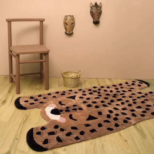 dywan dziecięcy Little Cheetah Gepard 65x125 cm, bawełniany, ręcznie tuftowany, w kolorze karmelowym z czarnymi i beżowymi akcentami, z antypoślizgowym spodem