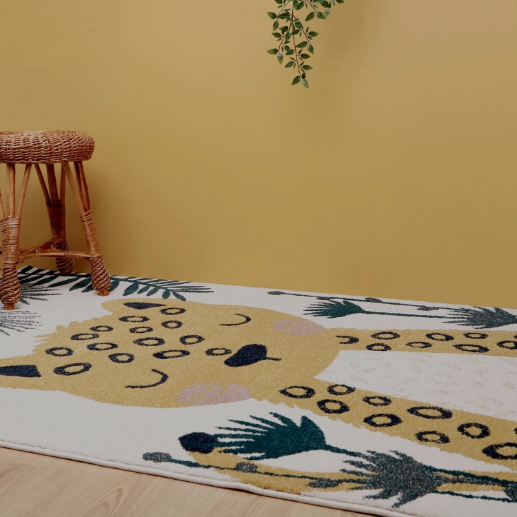dywan dziecięcy z lampartem SÖREN 120x170 cm, ecru z motywem zwierzęcym, wodoodporny i antybakteryjny, do pokoju dziecka, produkcja belgijska