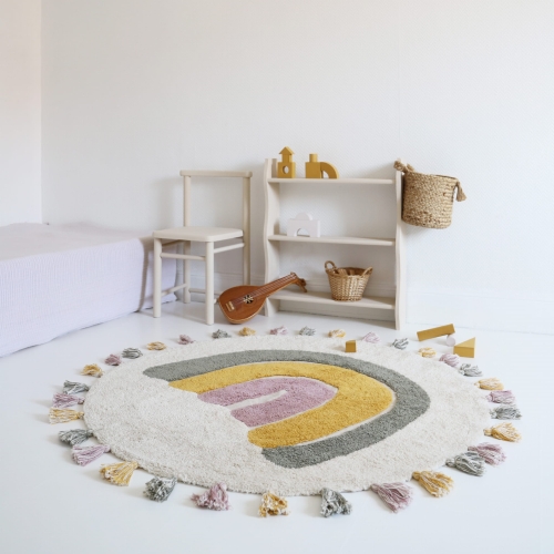 dywan dziecięcy okrągły tęczowy ecru bawełniany z frędzlami kolor lila musztardowy zielony średnica 110 cm styl boho dla dziewczynki i chłopca