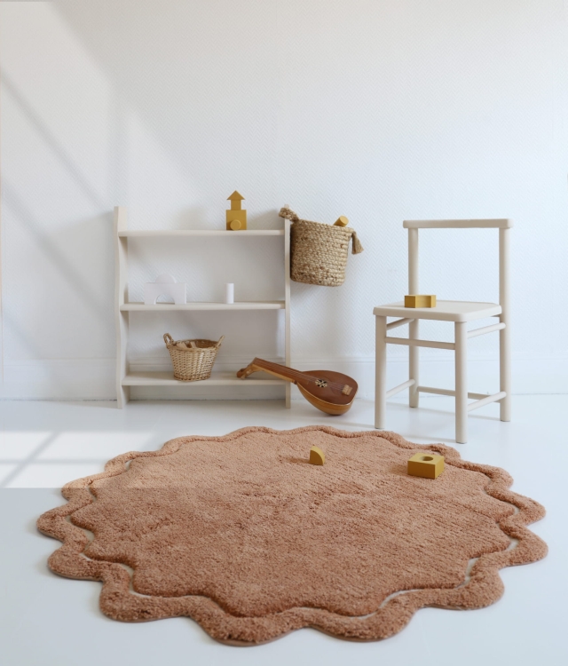dywan dziecięcy okrągły karmelowy bawełniany 110 cm styl boho naturalny do pokoju dziewczynki lub chłopca