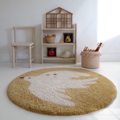 okrągły dywan dziecięcy 120 cm, motyw biały ptaszek na tle miodowym, styl boho, miękki i przytulny dywan dla chłopca i dziewczynki