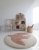 Okrągły różowy dywan dziecięcy z białym ptaszkiem Bohemian Bird Pink 120 cm – Lamps&Company.