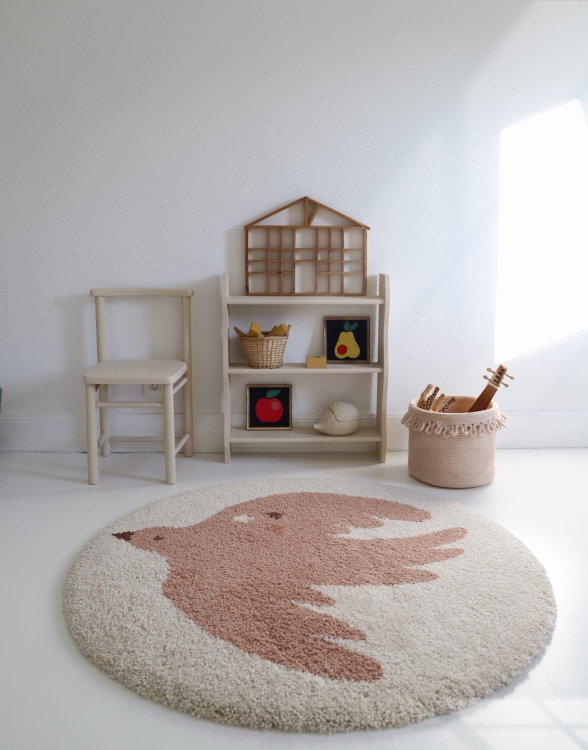 Okrągły różowy dywan dziecięcy z białym ptaszkiem Bohemian Bird Pink 120 cm – Lamps&Company.