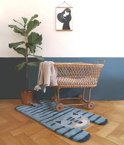 Dywan dziecięcy BLUE TIGGER w kształcie niebieskiego tygrysa 65x125 cm – wełniany, ręcznie tuftowany, idealny do pokoju chłopca i dziewczynki.