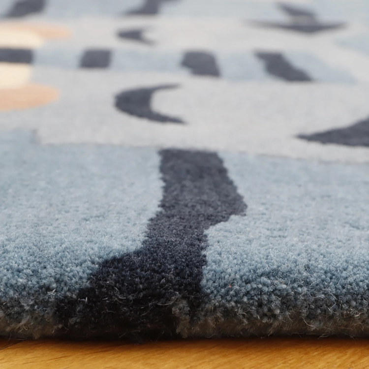 Dywan dziecięcy BLUE TIGGER w kształcie niebieskiego tygrysa 65x125 cm – wełniany, ręcznie tuftowany, idealny do pokoju chłopca i dziewczynki.