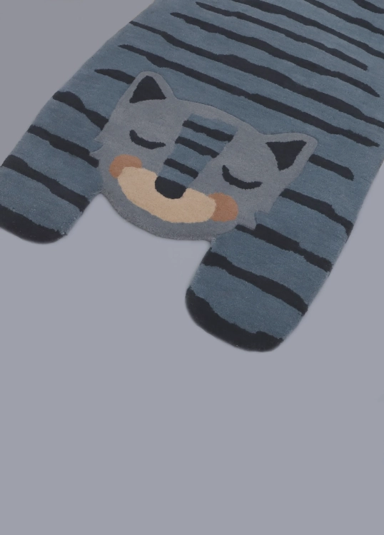 Dywan dziecięcy BLUE TIGGER w kształcie niebieskiego tygrysa 65x125 cm – wełniany, ręcznie tuftowany, idealny do pokoju chłopca i dziewczynki.