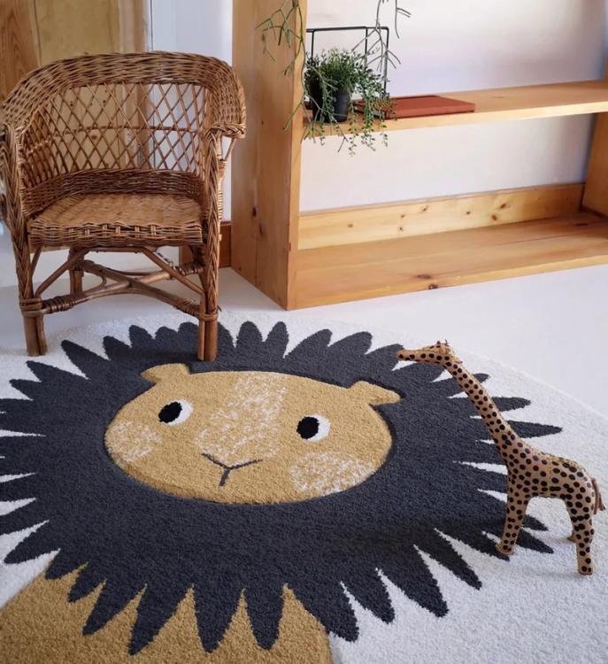 Dywan dziecięcy JAGGO – okrągły wzór śpiącego lwa w kolorze ecru z detalami w odcieniach miodowym i grafitowym, średnica 120 cm.