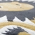 Dywan dziecięcy JAGGO – okrągły wzór śpiącego lwa w kolorze ecru z detalami w odcieniach miodowym i grafitowym, średnica 120 cm.