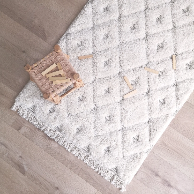 dywan dziecięcy z alpaką 114x170 cm, styl boho, kolor naturalny beż z czarnym wzorem, miękki i puszysty, dla chłopca lub dziewczynki