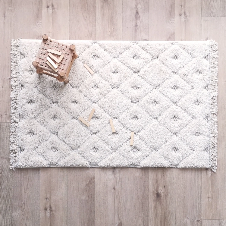 dywan dziecięcy z alpaką 114x170 cm, styl boho, kolor naturalny beż z czarnym wzorem, miękki i puszysty, dla chłopca lub dziewczynki