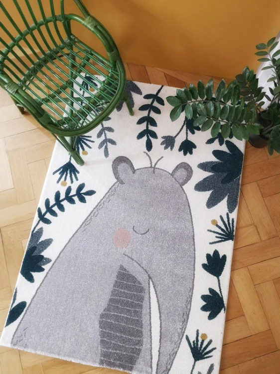 dywan dziecięcy Boris 120x170 cm, mrówkojad na zielonym tle, miękki polipropylenowy dywan OEKO-TEX, wodoodporny i antybakteryjny