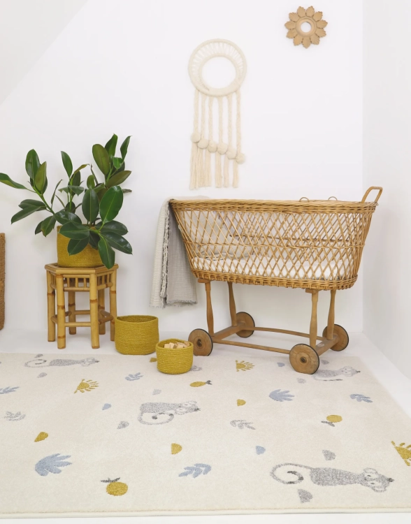 Dywan dziecięcy LITTLE WILD MONKEY HONEY – prostokątny dywan 120x170 cm z małpkami, kolory ecru, miodowy i błękitny, idealny do pokoju chłopca lub dziewczynki.