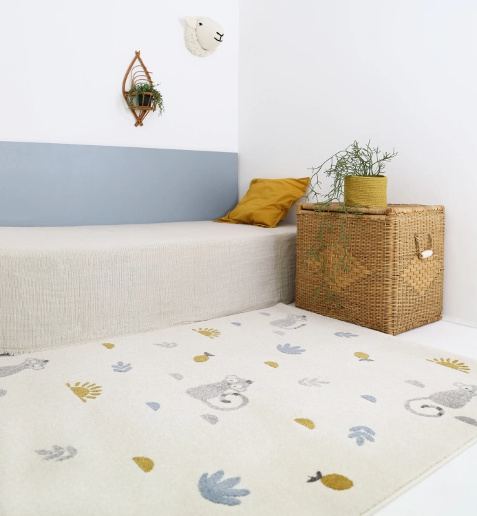 Dywan dziecięcy LITTLE WILD MONKEY HONEY – prostokątny dywan 120x170 cm z małpkami, kolory ecru, miodowy i błękitny, idealny do pokoju chłopca lub dziewczynki.