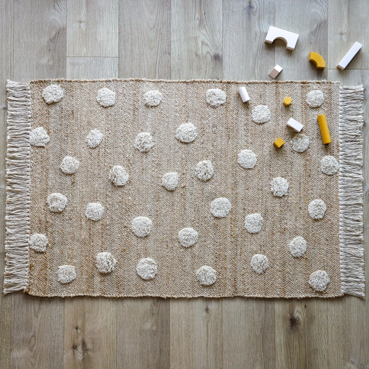 dywan NOP 100x150 cm z juty i bawełny w kolorze naturalnym z ozdobnymi bawełnianymi kropkami i frędzlami