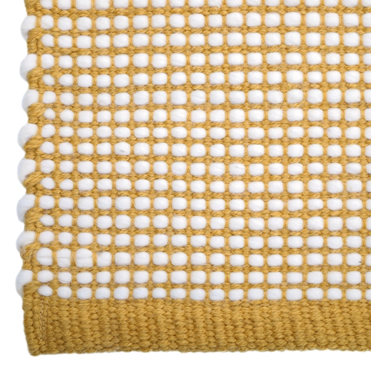 duży dywan retro mango 140x200 cm w drobną żółtą kratkę z ecru wełną