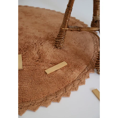 okrągły dywan dziecięcy brązowy z bawełny styl boho 110 cm do pokoju dziewczynki lub chłopca