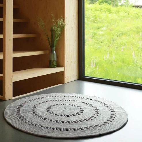 dywan okrągły szary wełniany 140 cm ażurowy ręcznie robiony styl boho minimalistyczny dla dzieci i dorosłych
