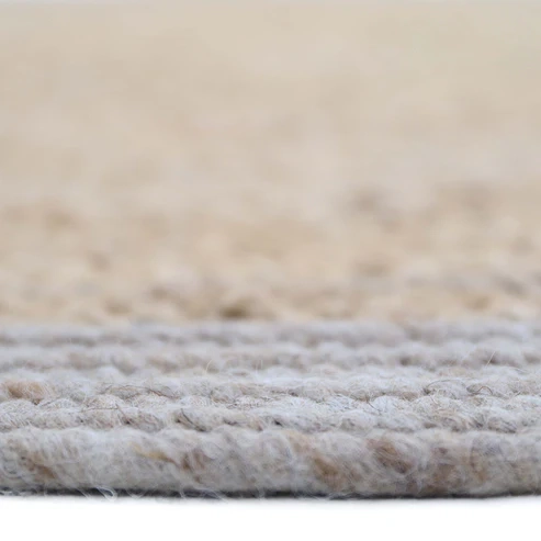 okrągły dywan YHUKI TAUPE L 160 cm z naturalnej juty z brązowym obrzeżem w kolorze taupe, idealny do dużych przestrzeni w stylu boho i japandi
