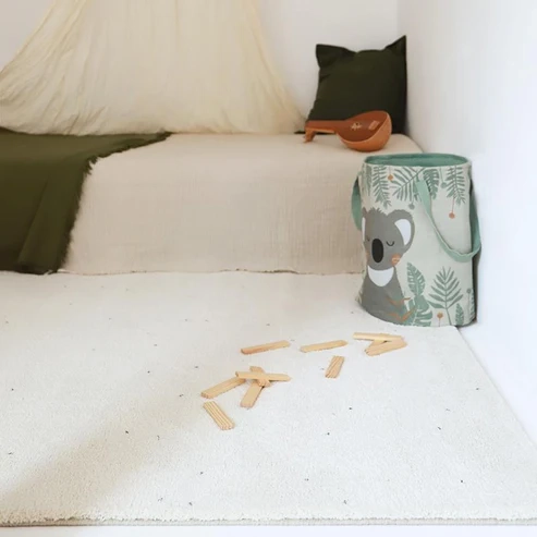 duży dywan 120x170 cm z recyklingowanego materiału w kolorze ecru z czarnym wzorem, miękki jak wełna, bezpieczny dla dzieci i środowiska