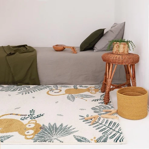 Dywan dziecięcy MONKEY PARADISE HONEY L – prostokątny dywan 120x170 cm z małpkami, kolor ecru z zielonymi i miodowymi detalami, idealny do pokoju dziecka.