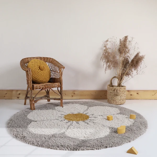 dywan dziecięcy okrągły taupe z motywem stokrotki, styl boho, średnica 120 cm, miękki pluszowy dywan do pokoju dziewczynki lub chłopca