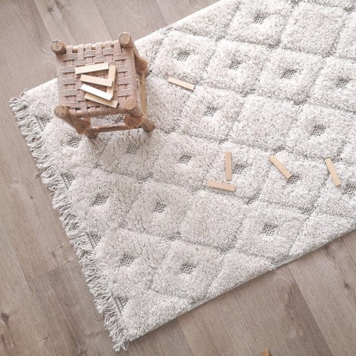 dywan dziecięcy 128x190 cm puszysty beżowy w stylu boho, z czarnym wzorem alpaka, do pokoju dziecka