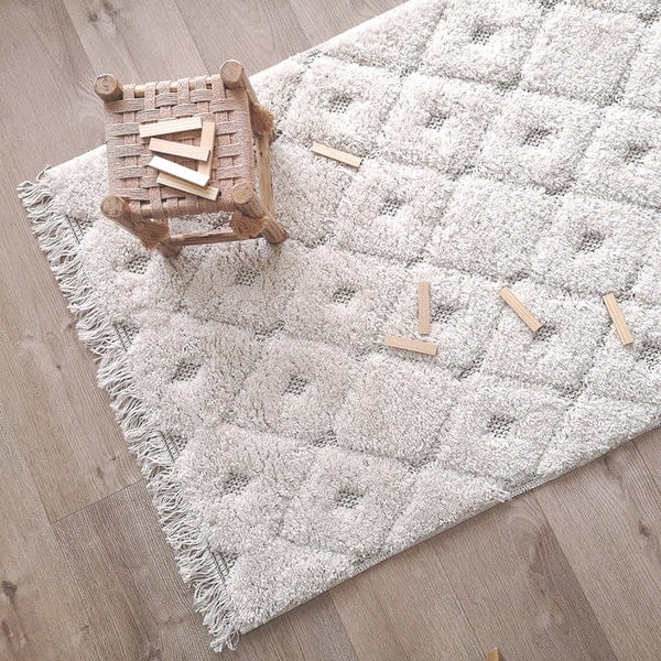 dywan dziecięcy 128x190 cm puszysty beżowy w stylu boho, z czarnym wzorem alpaka, do pokoju dziecka