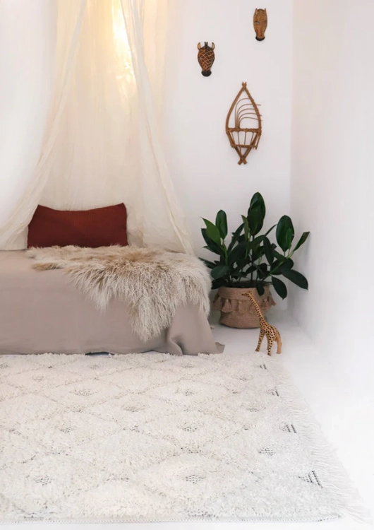 dywan dziecięcy 128x190 cm puszysty beżowy w stylu boho, z czarnym wzorem alpaka, do pokoju dziecka