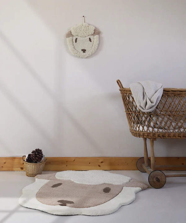 dywan dziecięcy w kształcie owieczki 85x95 cm z wełny nowozelandzkiej w kolorze ecru i kawowym beżu