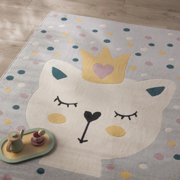 dywan dziecięcy Royal Kitty 120x170 cm, szary z białym kotkiem i pastelowymi kropkami, idealny do pokoju dziewczynki