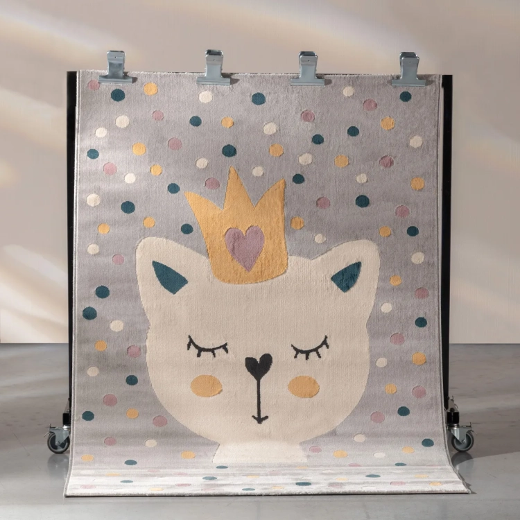 dywan dziecięcy Royal Kitty 120x170 cm, szary z białym kotkiem i pastelowymi kropkami, idealny do pokoju dziewczynki