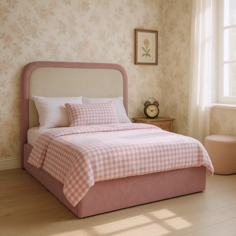 łóżko tapicerowane dusty rose z wysokim zagłówkiem i lamówką, pastelowe łóżko dla dziewczynki w stylu minimalistycznym, kremowo-różowe rozmiar 120x200 oraz 140x200